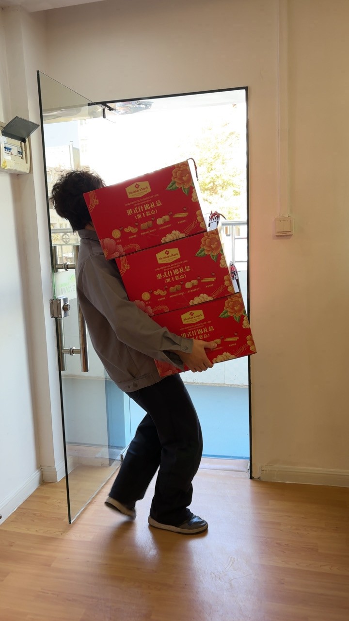 马年春节发放礼品