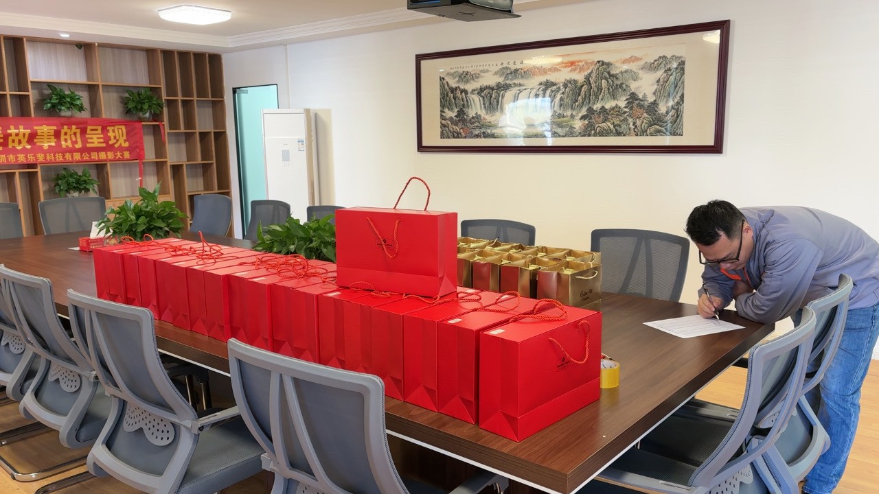 马年春节发放礼品