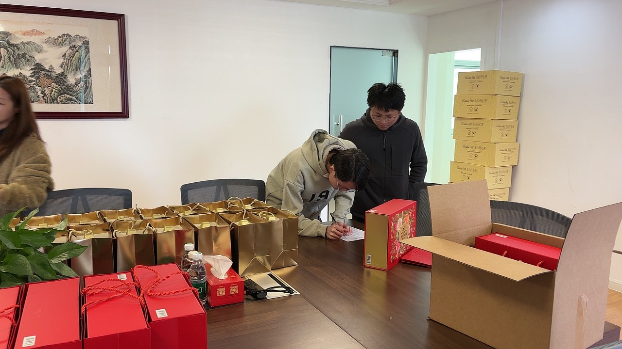 马年春节发放礼品